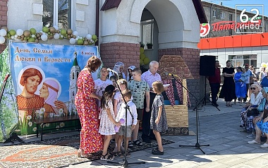 Депутат областной Думы Андрей Глазунов вручил награды рязанским семьям