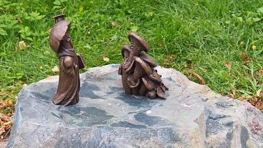 У Рязанского политеха установили скульптуру грибов в виде профессора и студентов