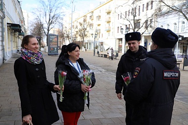 Полицейские на улицах дарят рязанкам тюльпаны и странные подарки