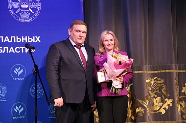 Сотрудников местного самоуправления поздравили спектаклем «Ревизор»