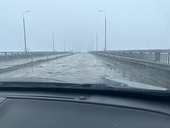 Яма на яме: на Солотчинском мосту асфальт продолжает сходить со снегом