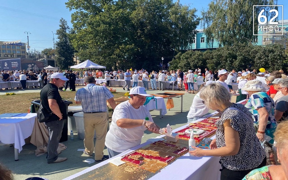 В День города рязанцев угостили стометровым пирогом - 62ИНФО