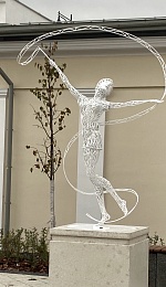 На Рязанской ВДНХ поставили найденные в Оке призраки-скульптуры СССР