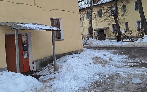 На улице 8 Марта с крыши дома упала крупная глыба льда
