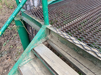 В Солотче лестница на Лысой горе опасна для отдыхающих