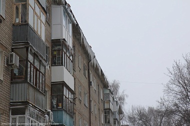 Замглавы мэрии Ясинский проконтролировал ликвидацию сосулек на зданиях в центре Рязани 