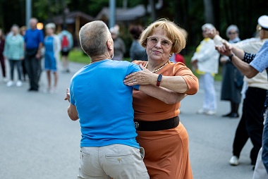 В Рязани в Лесопарке танцуют за активное долголетие - 62ИНФО В Рязани в Лесопарке танцуют за активное долголетие