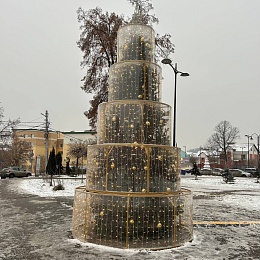 Все со смыслом: в Новослободском сквере Рязани сделали аллею креативных елок