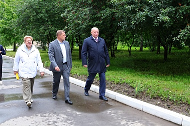 Депутат Госдумы и мэр Рязани проинспектировали ремонт школы № 58 и спортплощадки