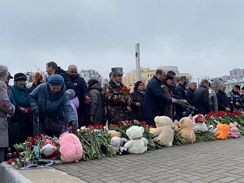 В Рязани прошел траурный митинг в память жертв теракта в "Крокусе" - 62ИНФО В Рязани прошел траурный митинг в память жертв теракта в "Крокусе"