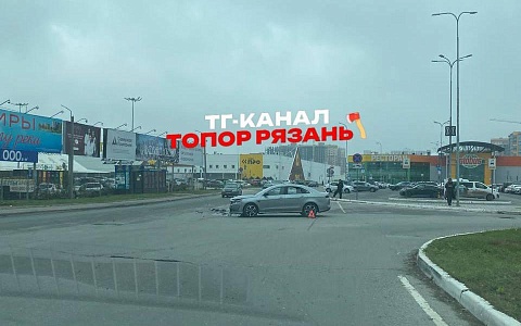 Легковушка попала в аварию у гипермаркета «Глобус» Легковушка попала в аварию у гипермаркета «Глобус»