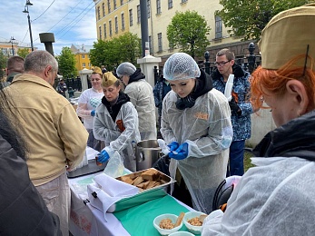 В Рязани у кремля 9 Мая открыли полевую кухню и показали трофейную технику