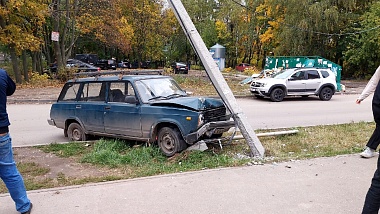 На улице Пирогова в Рязани автомобиль врезался в столб  - 62ИНФО На улице Пирогова в Рязани автомобиль врезался в столб