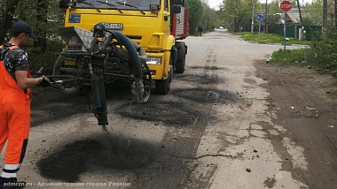 В Рязани отремонтировали 350 квадратных метров дорог за день 
