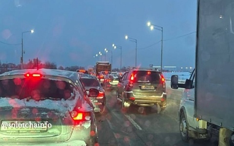 На пути из Солотчи в Рязань 15 января собралась пробка из-за ДТП и светофора