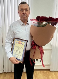 В Рязани в ОКБ имени Семашко поздравили с юбилеем сотрудника с полувековым стажем