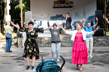 В Рязани в Лесопарке танцуют за активное долголетие - 62ИНФО В Рязани в Лесопарке танцуют за активное долголетие