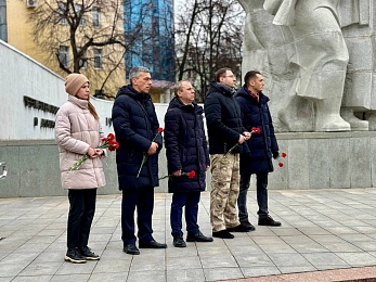 В Рязани в День неизвестного солдата возложили цветы к памятнику Победе