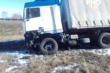 Женщине зажало ноги в салоне Renault в результате ДТП с фурой в Рязанской области 