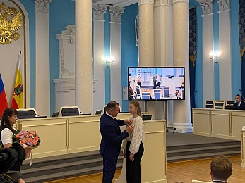 Игорь Мурог наградил Варвару Матюшкину из Скопина за спасение тонущего ребенка