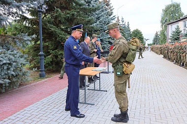 В Рязани курсанты училища ВДВ совершили марш-бросок в 70 км и получили погоны