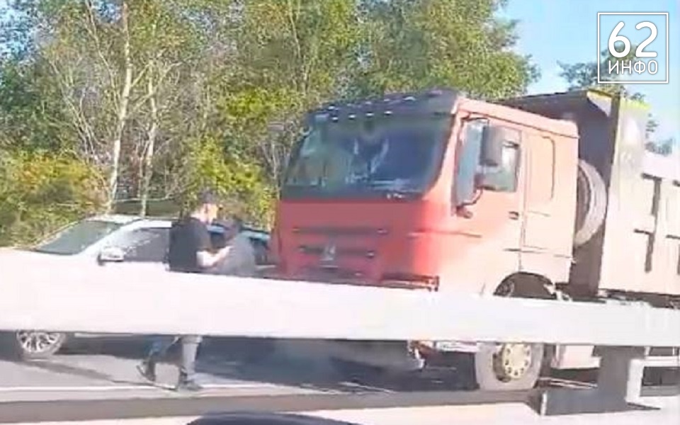 У Солотчинского моста возникла пробка из-за ДТП с "Камазом" и 2 легковушками - 62ИНФО