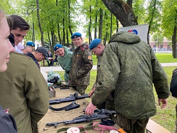В Рязани у кремля 9 Мая открыли полевую кухню и показали трофейную технику