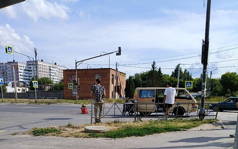 В Рязани курьер на момеде столкнулся с автомобилем