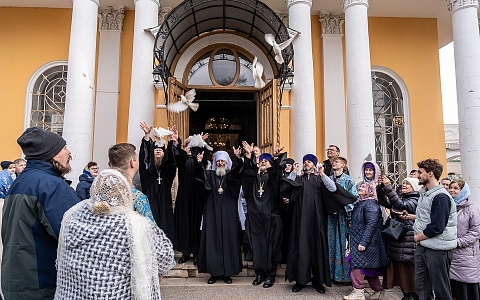 В Рязани митрополит Никодим в Благовещение выпустил на волю белых голубей