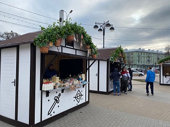 Рязанцы покупают на Пасхальной ярмарке куличи, мёд и корзины