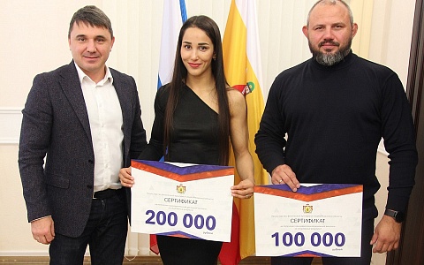 Рязанская чемпионка и ее тренер получили денежные премии Рязанская чемпионка и ее тренер получили денежные премии