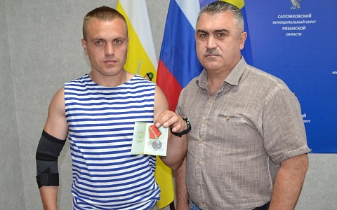 В Сапожковском районе участника СВО наградили медалью Суворова
