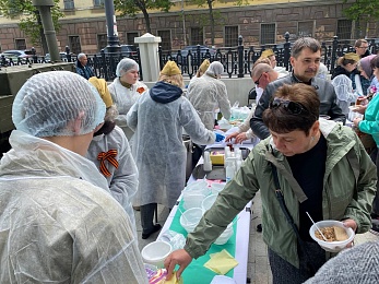 В Рязани у кремля 9 Мая открыли полевую кухню и показали трофейную технику