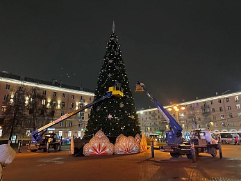 В Рязани на площади Победы завершают украшать ёлку