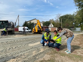 В рязанском селе дорогу к школе построили за два дня - 62ИНФО В рязанском селе дорогу к школе построили за два дня