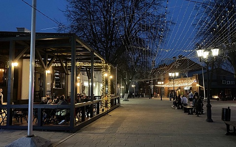 С улицы Почтовой уберут часть скамеек