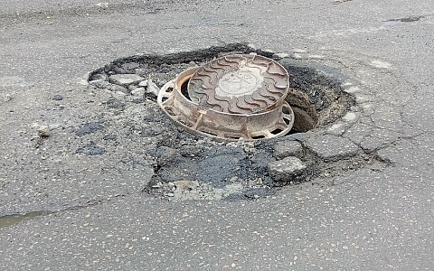 На рязанской дороге обнаружили полуобрушившийся люк