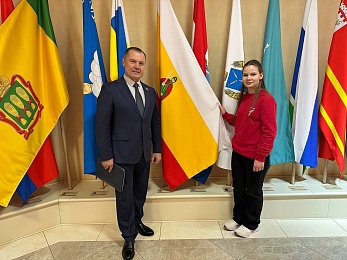 Школьнице из Рязанской области вручили паспорт в Совете Федерации 