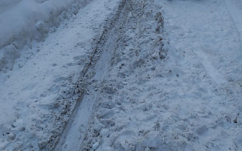 В Рязани сугробы блокировали подъезд к нескольким высоткам