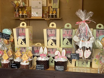 Рязанцы покупают на Пасхальной ярмарке куличи, мёд и корзины