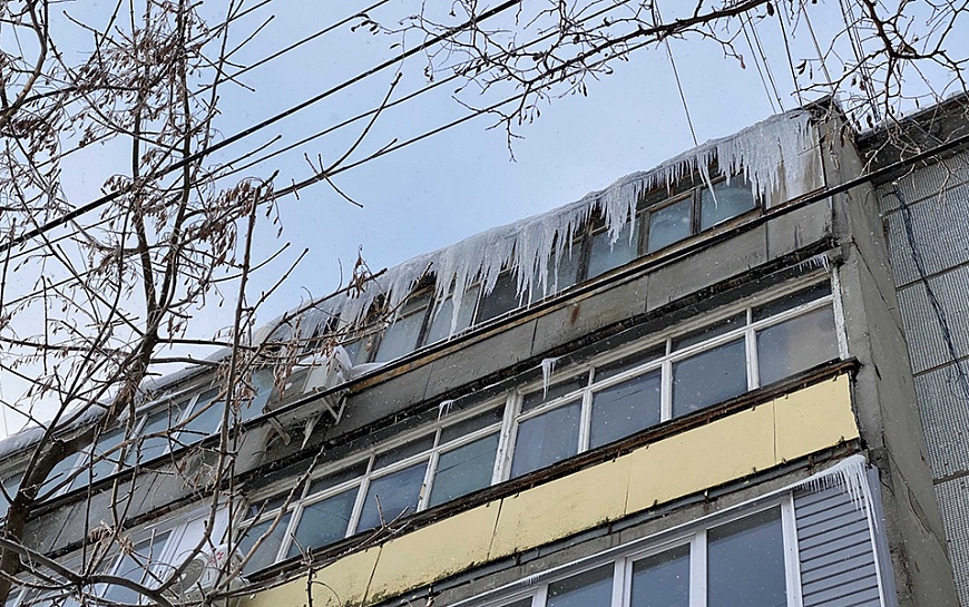 Рязанцев просят не подходить близко к домам из-за сосулек