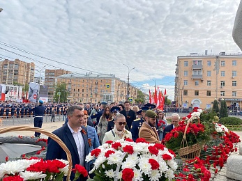В Рязани 9 Мая возложили цветы к Вечному огню и развернули Георгиевскую ленту