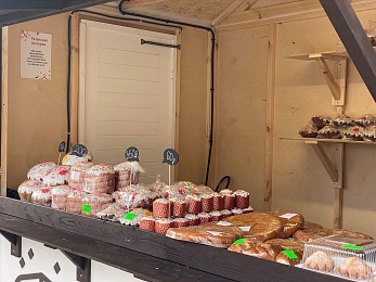 Рязанцы покупают на Пасхальной ярмарке куличи, мёд и корзины