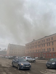 Восемь пожарных машин тушат горящее здание Училища связи на Каширина в Рязани