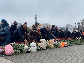 В Рязани прошел траурный митинг в память жертв теракта в "Крокусе" - 62ИНФО В Рязани прошел траурный митинг в память жертв теракта в "Крокусе"