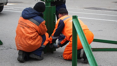 В Рязани начали украшать новогодние ели - 62ИНФО В Рязани начали украшать новогодние ели