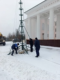 Осуждённые установили ёлку в центре Скопина