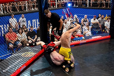 В рязанском Лесопарке прошёл турнир ММА «Битва за Рязань»