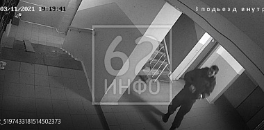 Муж пропавшей рязанки Елены Логуновой рассказал об исчезнувшей переписке и показал кадры с камер в подъезде