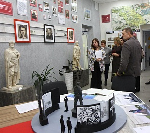 Виталий Артемов ознакомился с эскизами Монумента памяти и славы